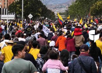 Una marcha amarilla que se partió en dos: así se vivió el desfile del 20 de julio en Ciudad Bolívar, en Bogotá