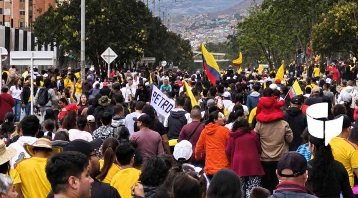 Una marcha amarilla que se partió en dos: así se vivió el desfile del 20 de julio en Ciudad Bolívar, en Bogotá